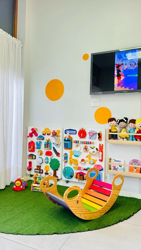 Aula em grupo na Baby Gym Pato Branco com participação dos pais